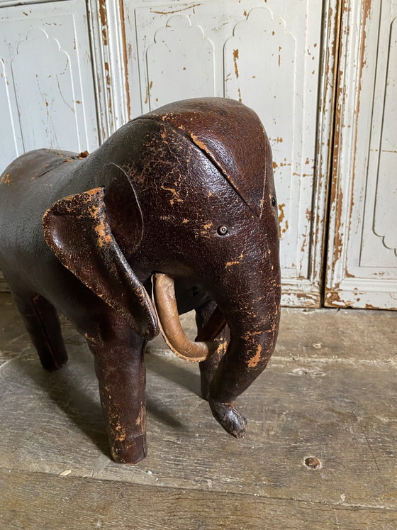 Elefante Dimitri Omersa – Pouf, Pelle (photo 3 of 15)