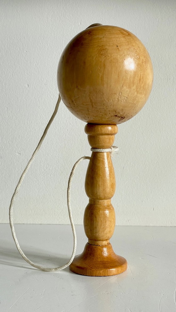 Image 1 of Gioco vintage con tazza e palla in legno massello