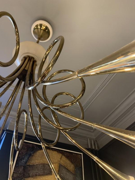 Lampadario 'Hunting Trumpets' a 10 bracci in ottone dorato e metallo laccato bianco di Stilnovo, anni '50 (photo 8 of 9)