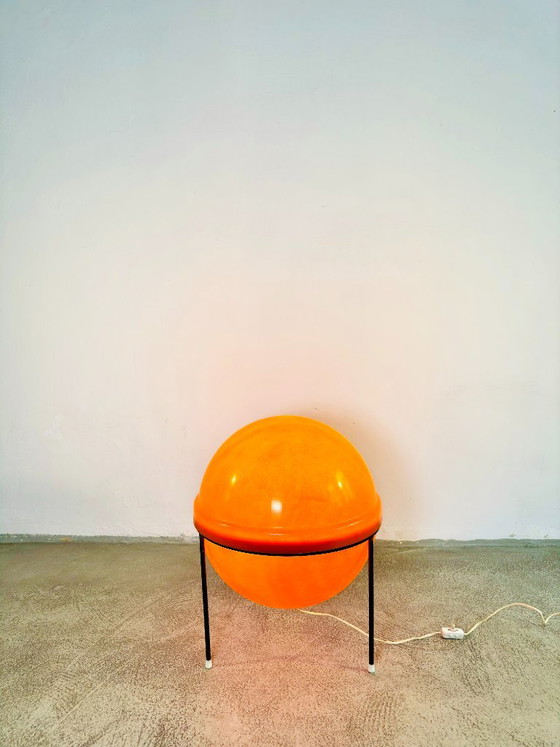 Lampadaire sphérique tripode de grande taille, de style futuriste, de couleur orange, par un designer (photo 4 of 5)