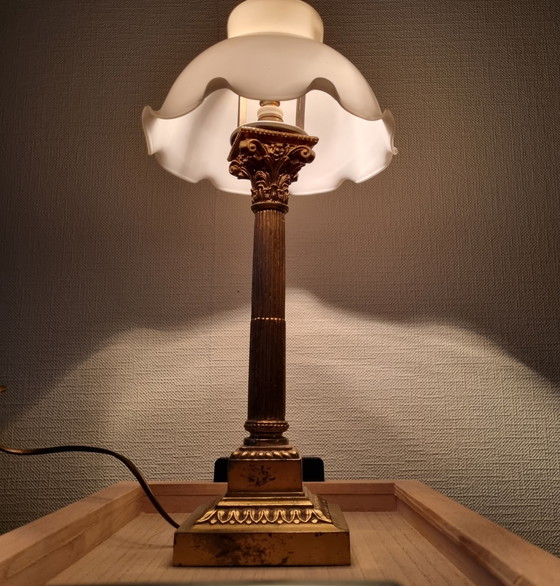Image 1 of Messinglampe mit mattiertem Glas, Hollywood-Regency-Stil der 1930er Jahre