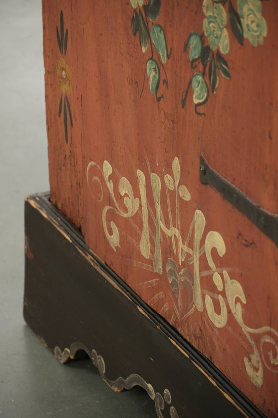 Einzigartiger antiker österreichischer handbemalter Brautschrank mit schöner Patina und funktionierendem (photo 8 of 13)