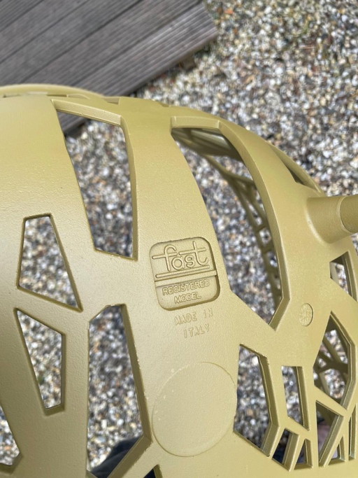 Neue Outdoor-Stühle von Fast Forest. Goldfarben mit Außenlack besprüht.