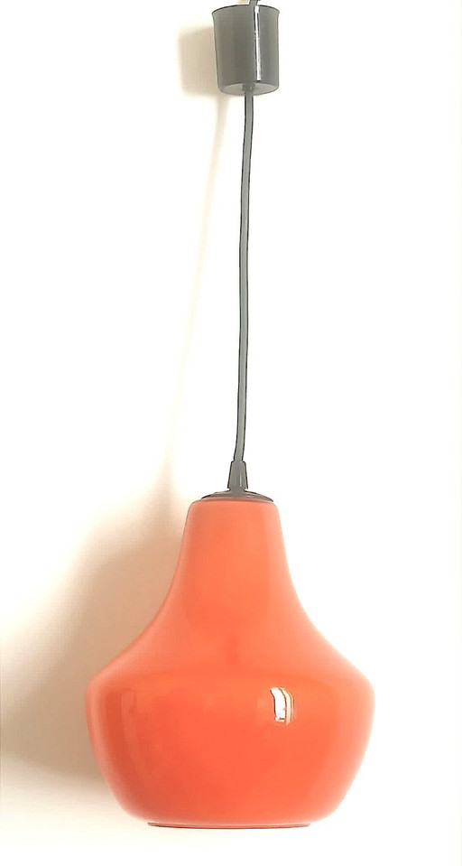 Lampada a sospensione in vetro opalino arancione di Peill & Putzler, anni '70, diametro 23,5 cm.