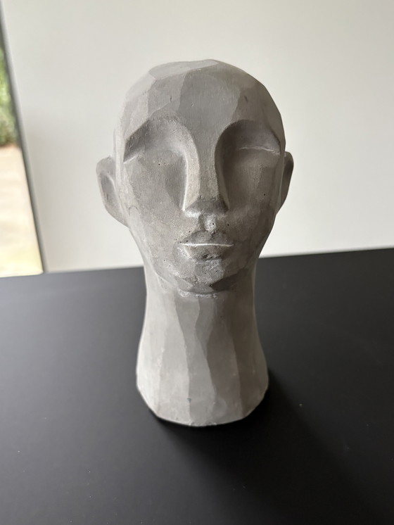 Image 1 of Statua di una testa stilizzata in cemento