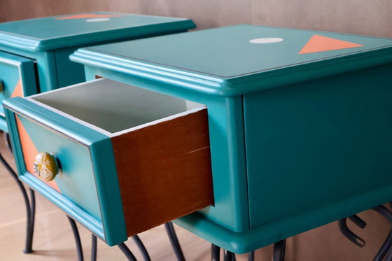 Image 1 of Memphis Twins – comodini postmoderni nei colori verde acqua e arancione toscano.