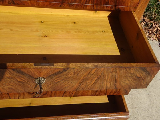 Image 1 of Commode Louis Philippe en noyer et ronce de noyer