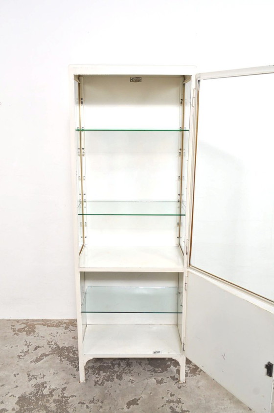 Armoire d'apothicaire vintage / Vitrine / Armoire à pharmacie, 1978 – Metal (photo 6 of 8)