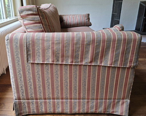Joli canapé 2 places avec pouf