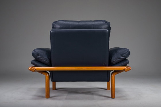 Image 1 of Poltrona danese in teak e pelle blu navy di Komfort, anni '70