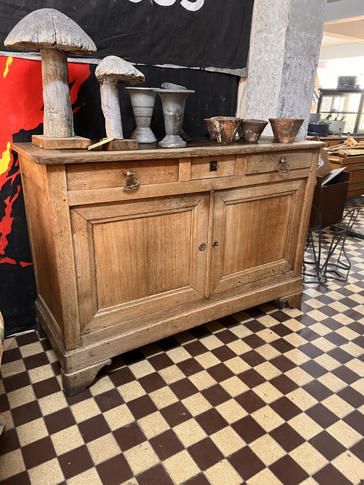 Le meuble en chêne est blanchi.