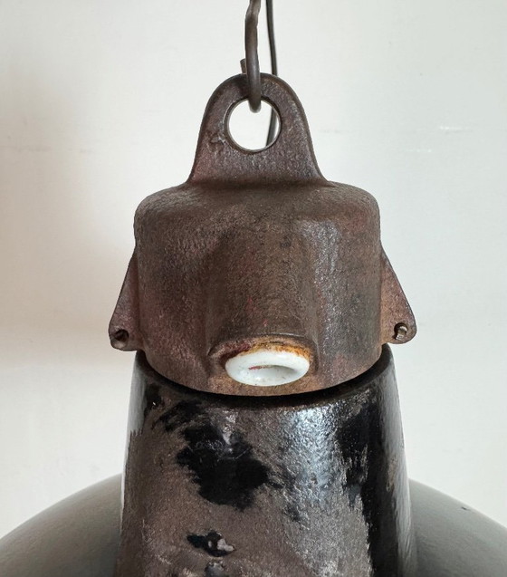 Image 1 of Industriële zwarte geëmailleerde fabriekslamp met gietijzeren bovenkant, jaren 50