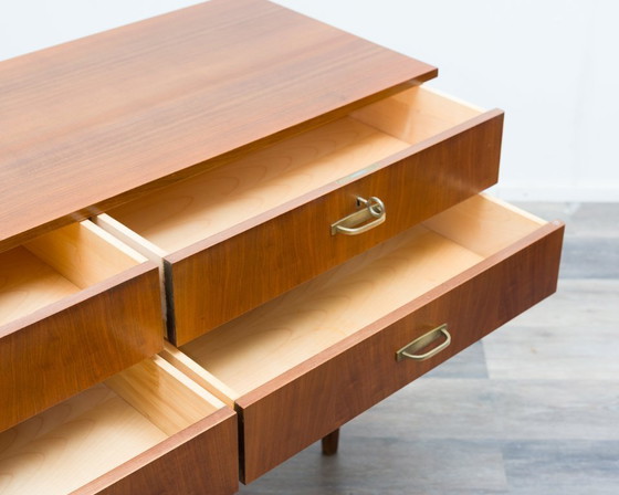 Image 1 of Dressoir/ladekast uit de jaren 50, gemaakt van walnoothout. In uitstekende originele staat.