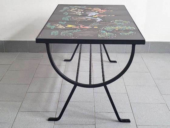 Image 1 of Vintage salontafel/bijzettafel uit de jaren 50 met jachtthema, gemaakt van keramiek en metaal.