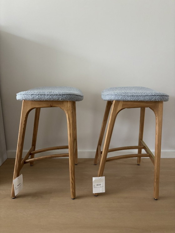 Image 1 of 2x Sgabelli da bar del marchio 366 Concept – Legno di frassino + seduta in bouclé azzurro – Nuovi