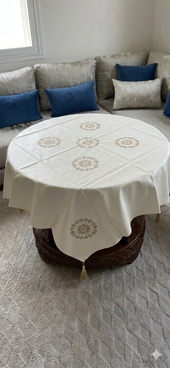 Image 1 of Prestige Tafelset – Groot smaragdgroen tafelkleed + 12 servetten met gouden borduurwerk