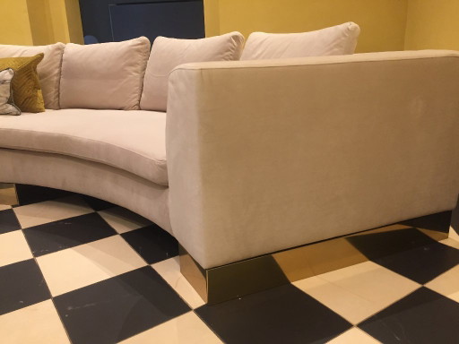 ANA ROQUE „Pierre“ Geschwungenes Sofa – Beigefarbener Samt & Goldfarbenes Metallgestell – 375 cm