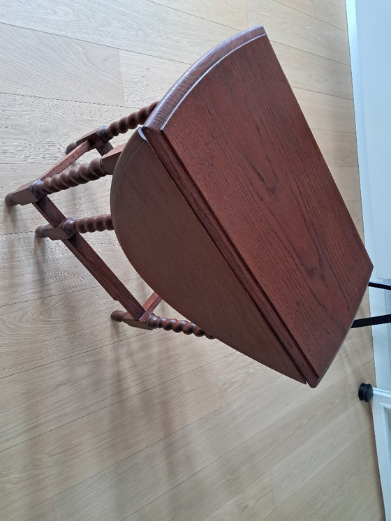 Image 1 of Small drooping table