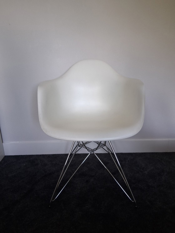Image 1 of 8 chaises de salle à manger Vitra Eames