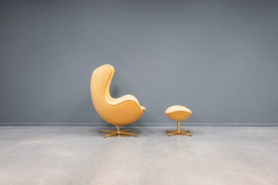 Image 1 of Poltrona a uovo + pouf