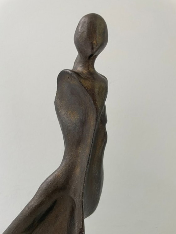 Image 1 of Expressieve sculptuur figuur in de wind - futuristisch