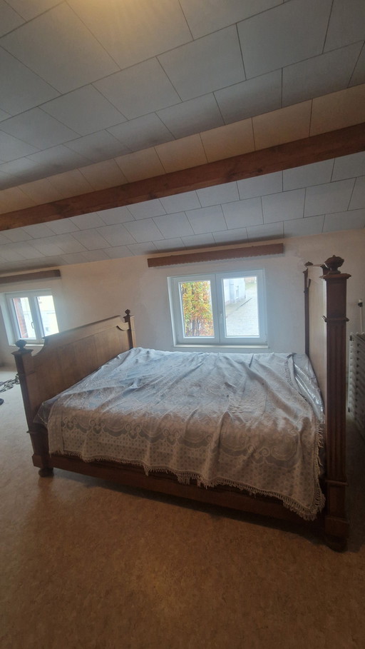 Vecchio letto di legno