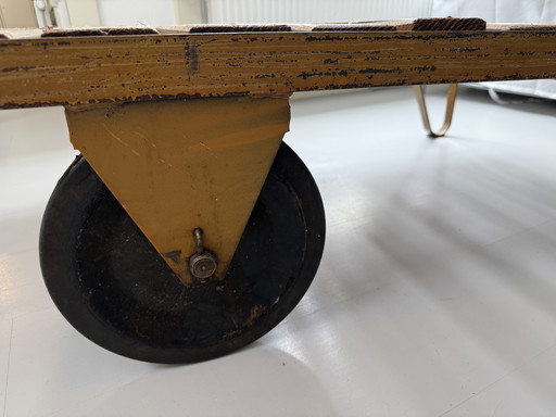 Table basse industrielle sur roulettes