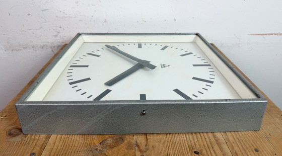 Image 1 of Große graue quadratische Wanduhr von Pragotron, 1970er Jahre