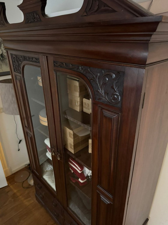 Mahogany Wooden display cabinet with glass and drawers, Brown, Klassiek (photo 11 of 12)