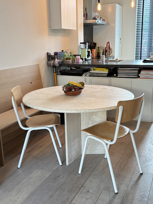 Stylish round marble table - timeless and unique