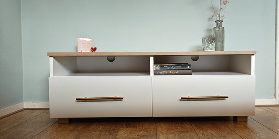 Image 1 of moderner TV-Schrank/Sideboard mit Eichenholzplatte und goldfarbenen Griffen