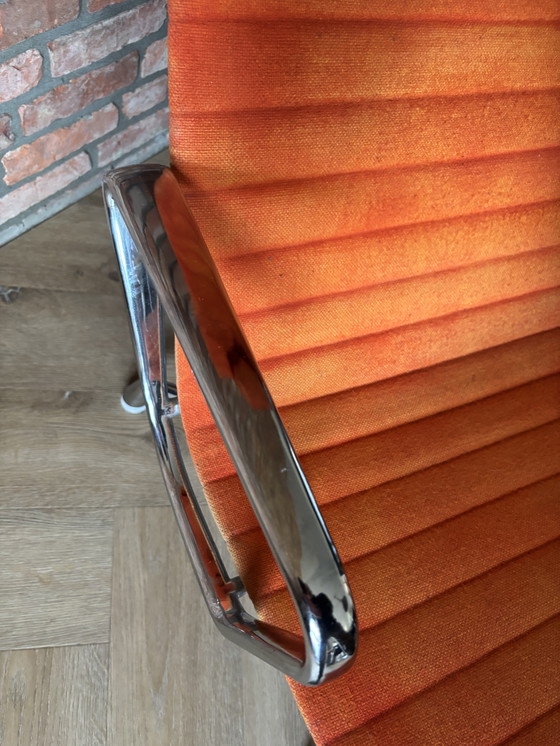 Image 1 of Herman Miller Eames EA 124 Lounge Chair - Arancione, Cromato
