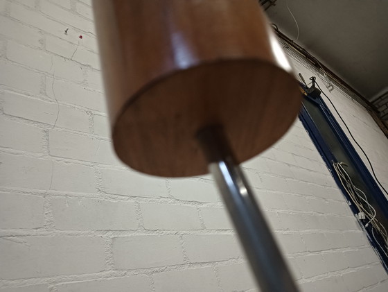 Image 1 of Lampe des années 1960, en teck et avec 6 magnifiques abat-jour en verre.