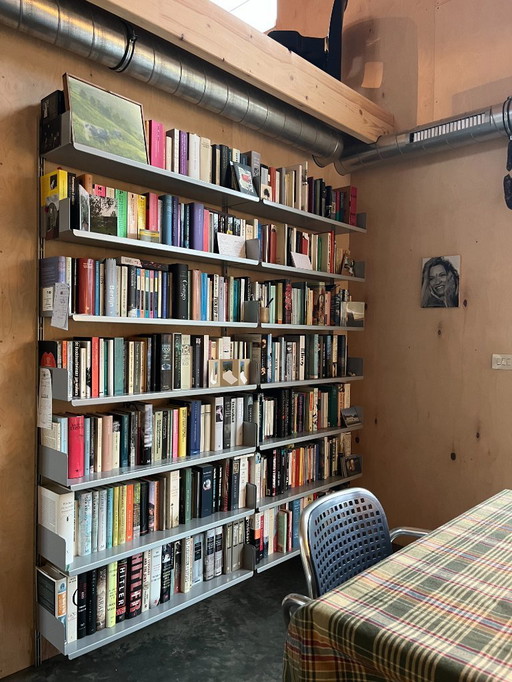 Vitsoe 606 Universal Shelving System