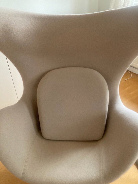 Image 1 of Poltrona Egg di Fritz Hansen con poggiapiedi; nuovo rivestimento Kvadrat.