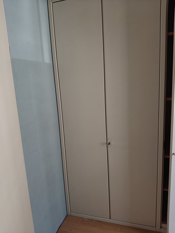 Image 1 of Stabiler hoher Wäscheschrank