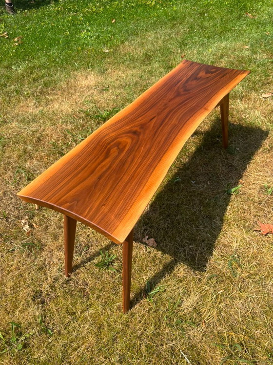 Image 1 of Table basse en noyer avec incrustations de laiton, plateau flottant, bord naturel, veinage exclusif