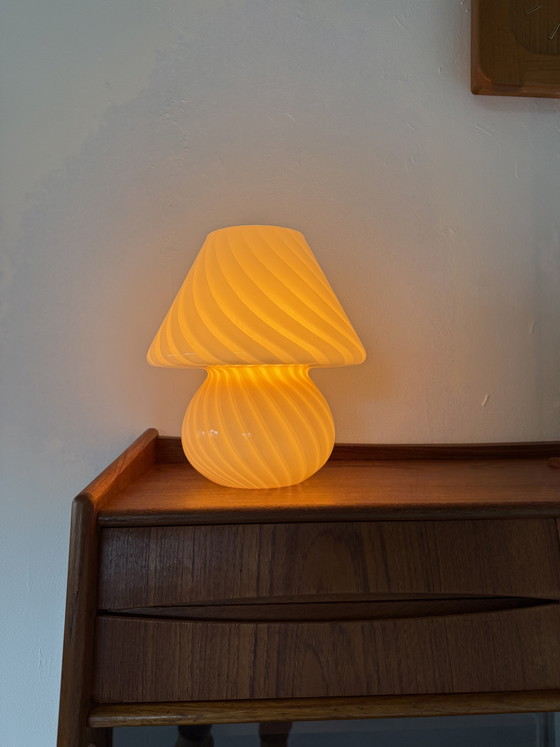 Image 1 of Lampe champignon vintage en verre de Murano, motif tourbillonnant, années 70