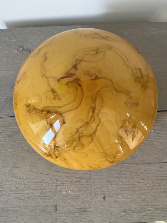 Image 1 of Handgemaakte lamp met amberkleurige, gemarmerde glazen koepel – Messing voet – E27