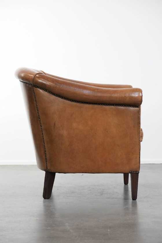 Image 1 of Fauteuil club en peau de mouton aux magnifiques teintes cognac clair