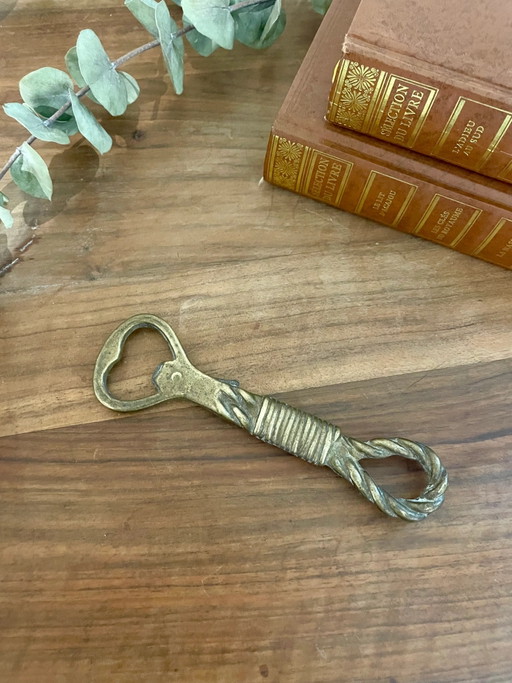 Flaschenöffner aus Messing mit Kordelknoten