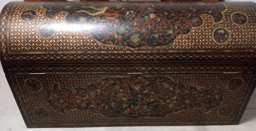Coffre de mariage oriental peint à la main avec de la peinture dorée