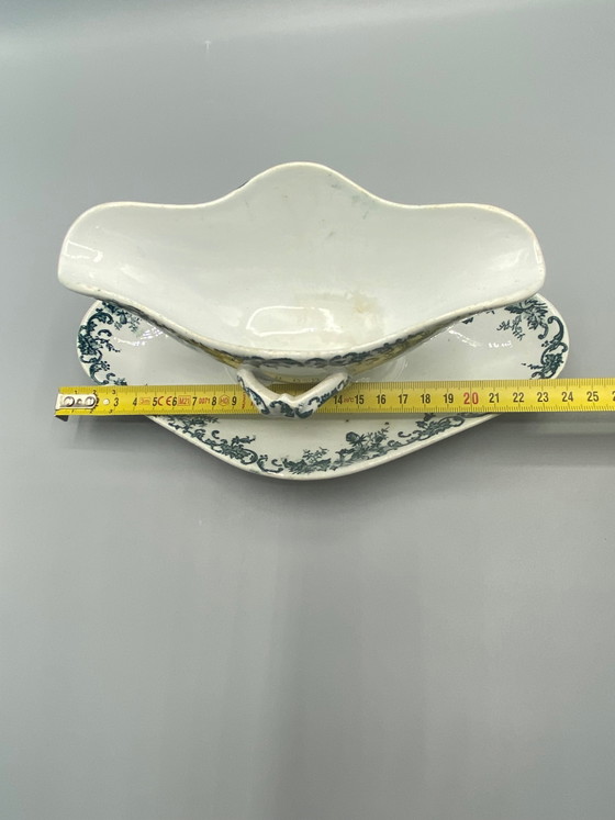 Salsiera in maiolica Grand & Millet, decorazione a campanula verde, manico a forma di cane, bordo smerlato. (photo 5 of 7)