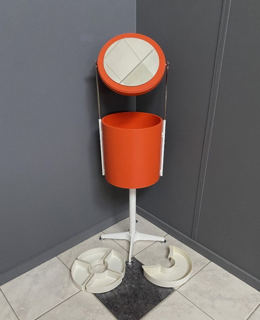 Una mesa de maquillaje redonda naranja de Bremshey, década de 1970