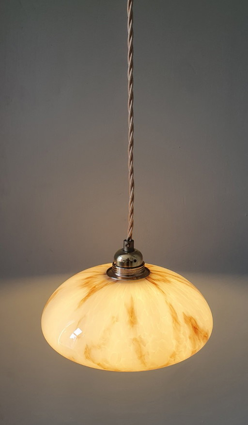 Suspension vintage en verre opalin de style Art déco