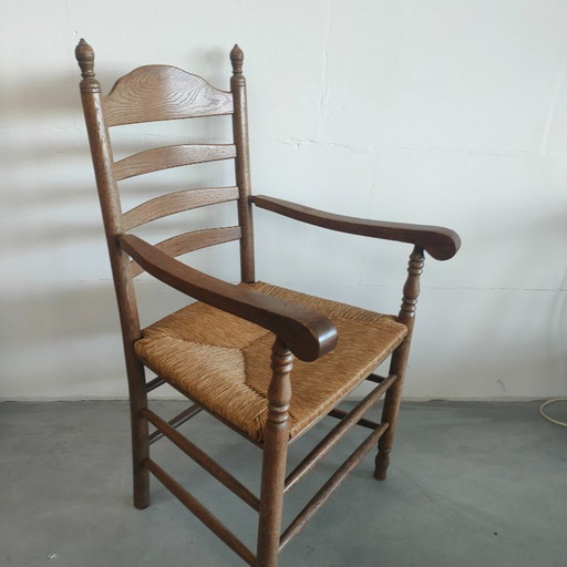 Silla vintage (posiblemente antigua) de botones de mimbre con respaldo
