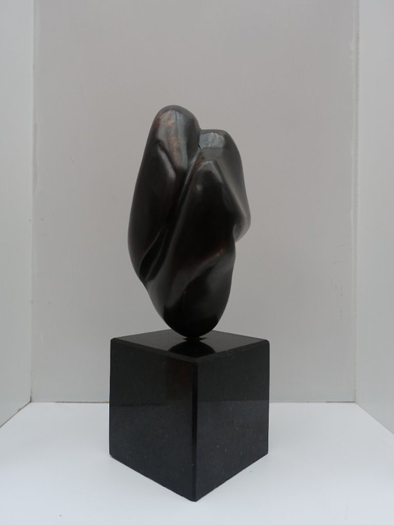 Image 1 of Estatuilla abstracta de bronce.