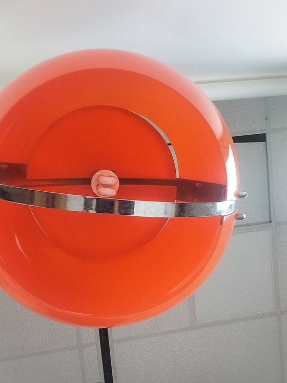 Image 1 of 1 lampada a sospensione in plastica arancione degli anni '70, disegnata da Harvey Guzzini per Meblo. Diametro 35 cm.