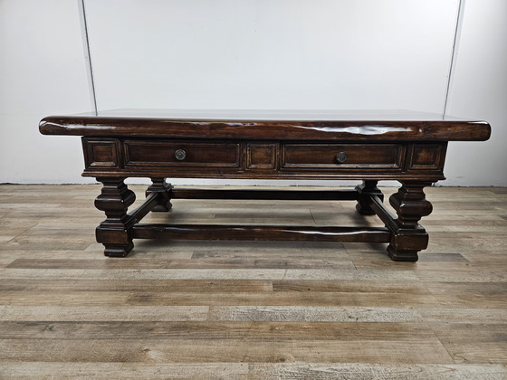 Image 1 of Table basse en noyer américain avec tiroirs