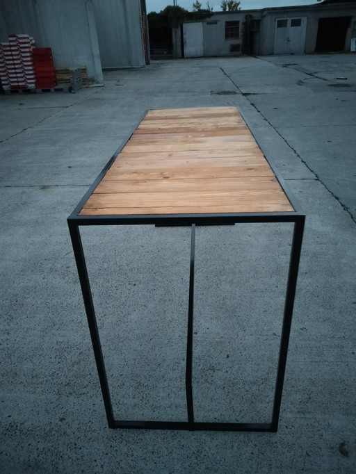 Mesa de bar de diseño apta tanto para interior como para exterior